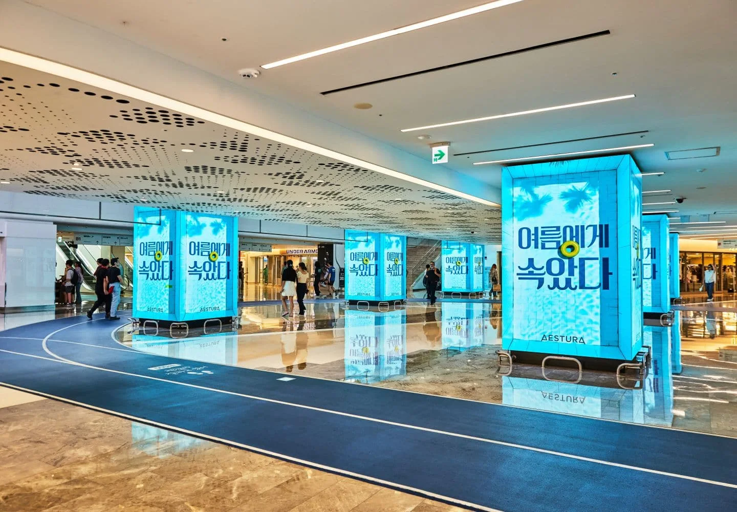 코엑스몰 내부, 전광판 기둥들이 있다.