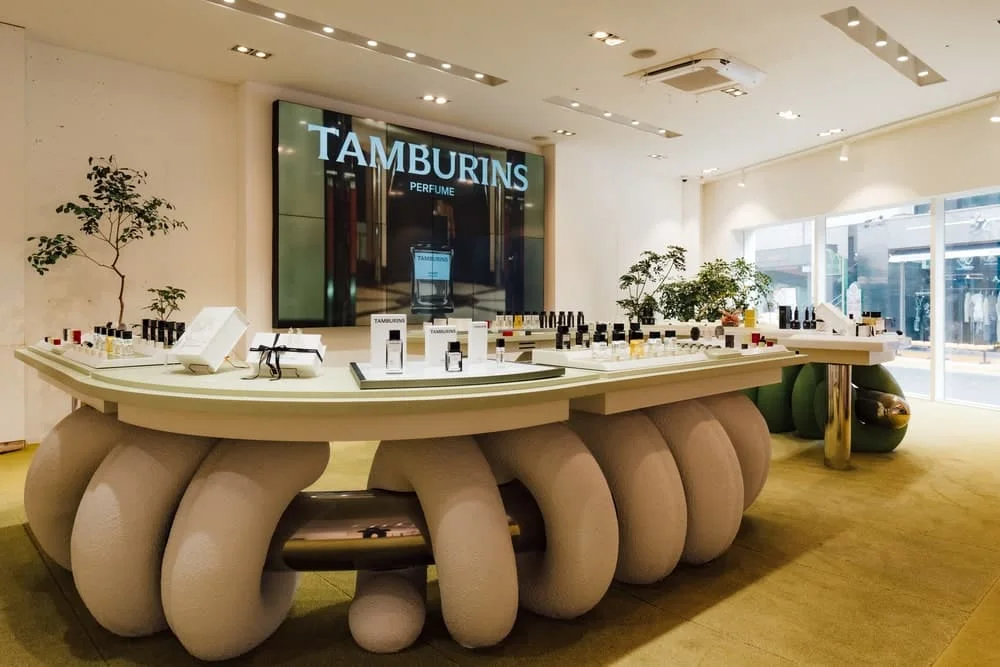 소녀시대 멤버 티파니가 ‘What’s in My Bag’에서 소개하자마자 선풍적인 인기를 끌며 가방 속 필수 아이템으로 자리 잡은 탬버린즈 손소독제 시리즈를 비롯해 감각적인 디자인과 손에 잡힐 듯한 향으로 뷰티 마니아들을 사로잡은 탬버린즈의 플래그십 스토어가 신사동에 위치해 있다.
