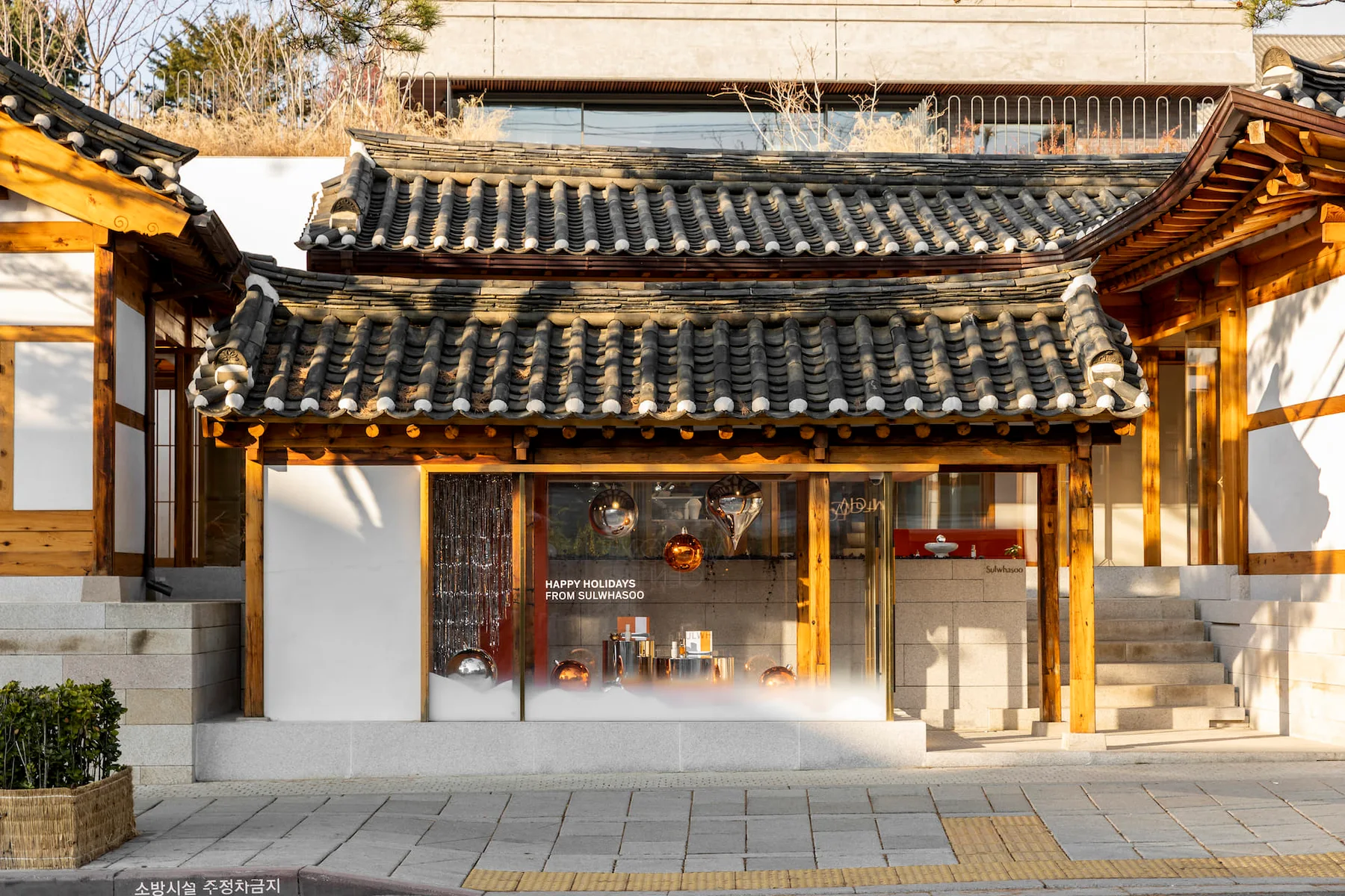 한국 전통문화의 숨결과 가치가 고스란히 살아있는 북촌에 K-뷰티의 근원이라고 할 수 있는 설화수의 플래그십스토어가 있다. 그룹 블랙핑크 로제가 모델로 활동하고 있는 설화수는 한방과학 화장품의 원조라고 할 수 있다. 시간이 흘러도 건강하게 빛나는 아름다움을 추구하며 고급 재료와 기술력으로 고급 한방 화장품의 맥을 이어가고
