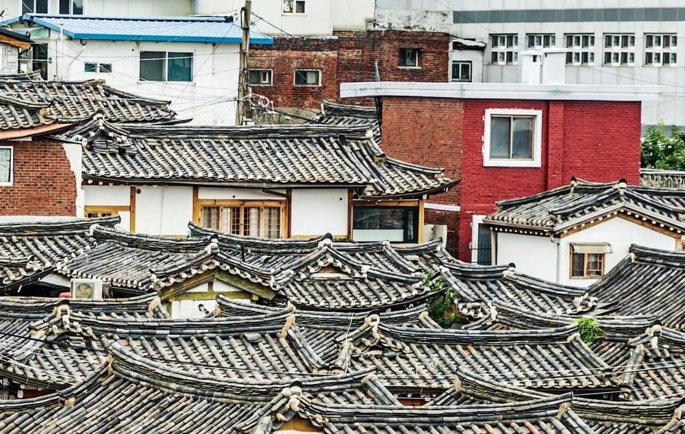 “2023 서울 한류 여행 안내서 “Person:able Seoul”에는 지금 국내외 한류 팬과 관광객들이 주목하는 다섯 지역(강남, 홍대, 종로, 성수, 용산)의 감각적인 핫 플레이스 100곳을 소개한다. 한국의 아름다운 문화를 직접 눈으로 확인할 수 있는 ‘관광명소’, 미식의 도시 서울을 대표하는 ‘음식점과 카페’,
