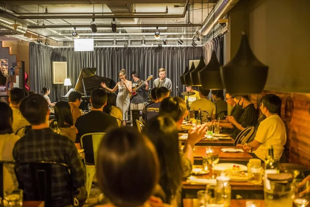 “Person:able Seoul”의 가장 큰 특징은 단순한 장소의 나열이 아닌 사람과 이야기가 있다는 점이다. 서로가 다른 매력을 가진 지역인 강남, 홍대, 종로, 성수, 용산에서 활동하고 있는 5명의 로컬 크리에이티브가 지역의 매력을 들려준다. 그 지역을 가장 잘 아는 로컬이 들려주는 서울의 이야기는 몰랐던 서울의
