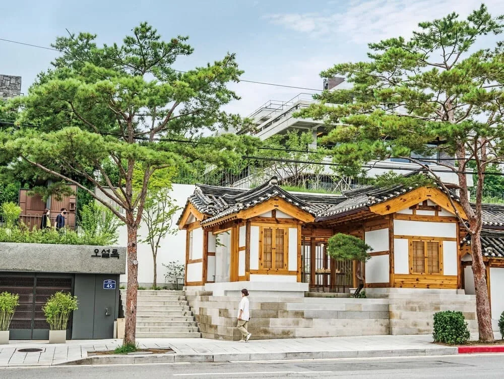 종로는 대한민국의 중심이다. 조선의 4대 고궁이 모두 종로에 있었고 지금도 있으며, 현재에도 여전히 그 중심으로서 역할을 수행하고 있다. 북악산, 인왕산 등 자연 명소가 병풍처럼 종로를 둘러싸고 있으며, 아직도 여전히 한국 전통의 미를 보여주고 있는 북촌과 서촌의 한옥은 종로만의 서정적인 아름다움을 느끼게 한다. 서촌에